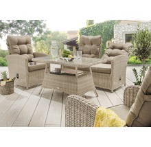 Gartensitzgruppe mit Rattansesseln, Tisch mit Glasplatte und Kissen im Freien