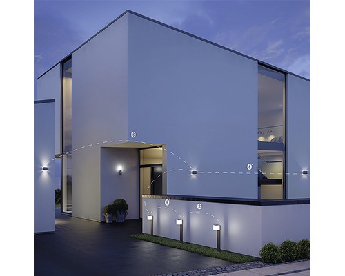 Moderne Hausfassade mit Außenleuchten und Gartenbeleuchtung mit Bluetooth-Funktion