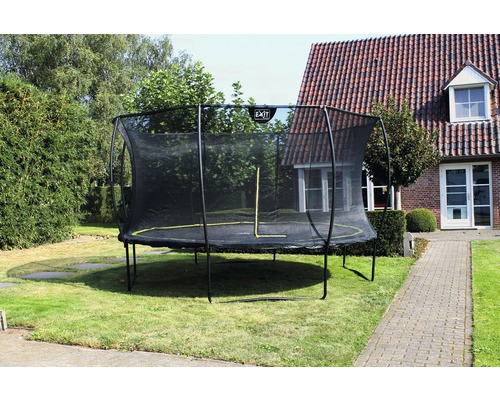 Gartentrampolin mit Sicherheitsnetz im Garten