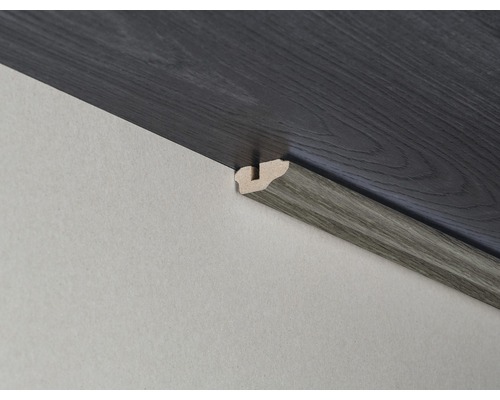 Bodenleiste aus Holz zwischen Wand und Boden