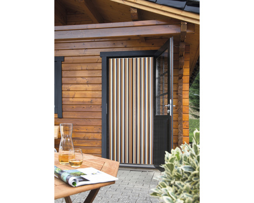 Insektenschutzvorhang aus Lamellen vor einer offenen Holztür eines Gartenhauses.