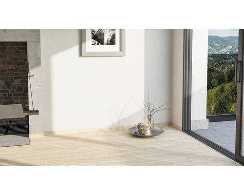 Heller Raum mit Fliesenboden, Bild an der Wand und Blick ins Grüne