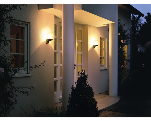 Hausfassade mit zwei Aussenleuchten in Kugelform