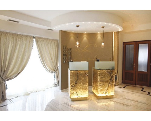 Elegantes Interieur mit Vorhängen, Lampen und Rezeptionstresen