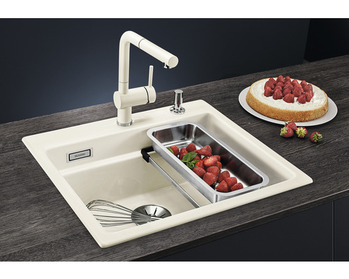 Spüle mit Küchenarmatur, Abtropfschale mit Erdbeeren und Erdbeerkuchen