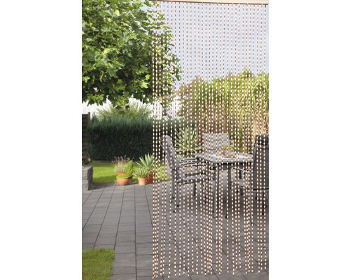 Dekorative Perlenvorhang im Außenbereich mit Tisch und Stühlen