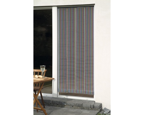Rollo mit Streifenmuster an einer Terrassentür