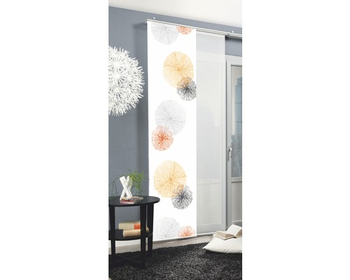 Dekorativer Schiebevorhang mit abstraktem Punktemuster im Wohnraum.