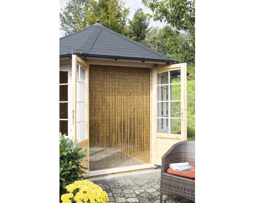 Gartenhaus mit geöffneten Türen und Lamellenvorhang