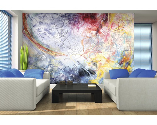 Wohnzimmer mit abstrakter Kunsttapete, Sofas und Couchtisch