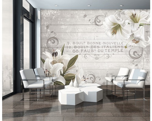 Wohnzimmer mit Fototapete mit Blumenmuster und Schriftzug