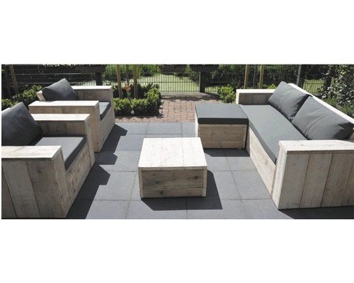 Gartenmöbelset aus Holz mit Sitzkissen auf einer Terrasse