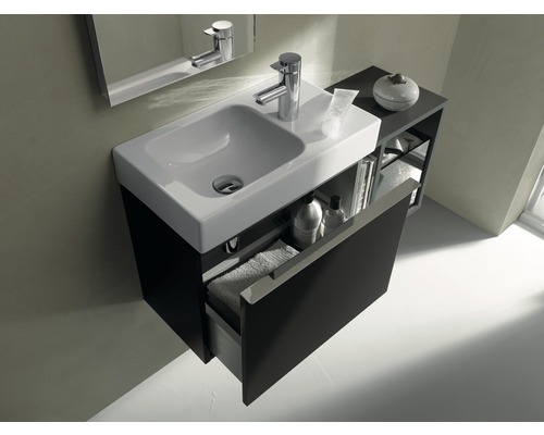 Waschtisch mit offenem Unterschrank und Spiegel