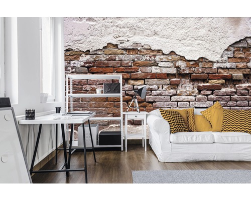 Dekoratives Wohnzimmer mit Ziegelwandtapete, Regal, Schreibtisch und Sofa