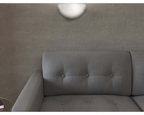 Wandleuchte über einem Sofa