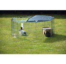 Freilaufgehege mit Kaninchen, Häuschen, Wasserspender und Abdeckung im Garten
