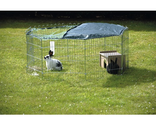 Freilaufgehege mit Kaninchen, Häuschen, Wasserspender und Abdeckung im Garten