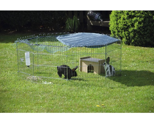 Freilaufgehege für Kleintiere mit Dach, Wasserflasche und Stall im Garten