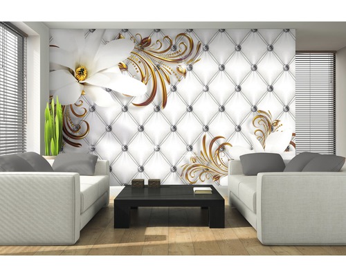 Wohnzimmer mit Fototapete mit Blumenornamenten und Rautenmuster.