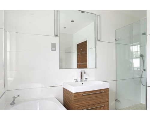 Badezimmer mit Waschbeckenunterschrank, Spiegel, Badewanne und Dusche