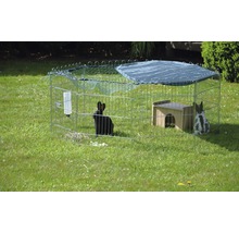 Freilaufgehege mit Kaninchenhaus und zwei Kaninchen auf einer Rasenfläche