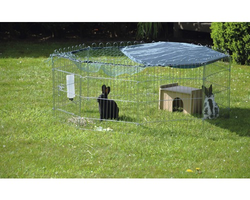Freilaufgehege mit Kaninchenhaus und zwei Kaninchen auf einer Rasenfläche