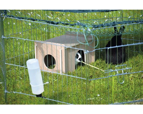 Kleintierstall mit Holzhäuschen und Wasserflasche im Aussenbereich