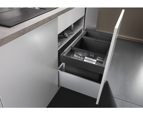 Offener Küchenschrank mit Mülltrennsystem und Schublade