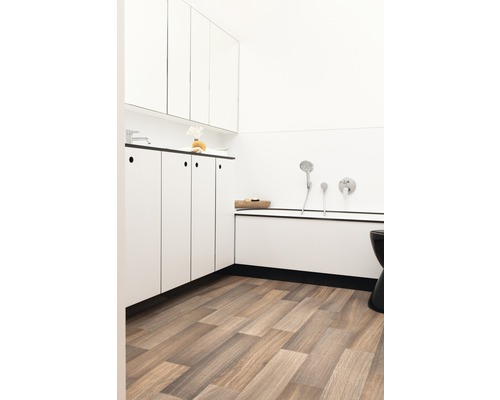 Badezimmer mit weißen Möbeln, Badewanne und Holzboden