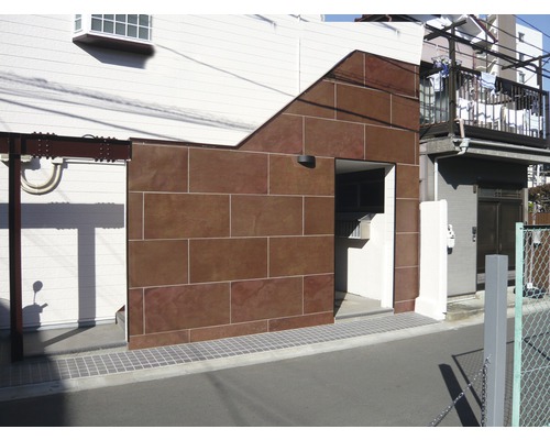 Außenansicht eines Gebäudes mit Fassadenverkleidung