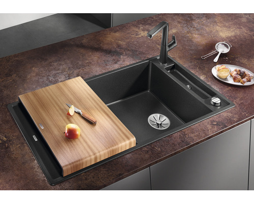 Spüle mit Schneidebrett und Wasserhahn