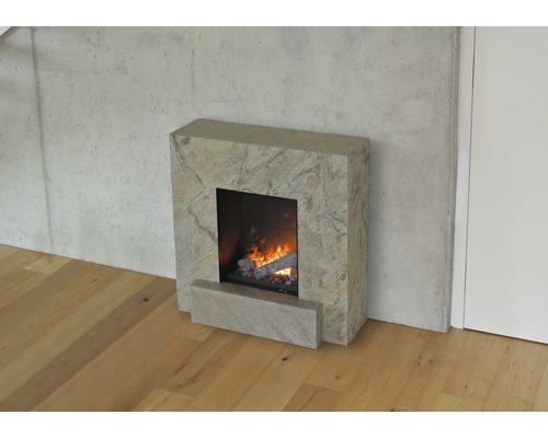 Dekorativer Kamin mit Steinverkleidung und simuliertem Feuer im Innenraum