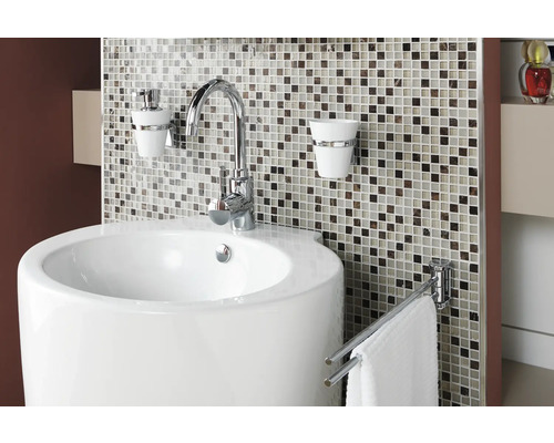 Badezimmer mit Waschbecken, Armatur, Seifenspender, Zahnputzbecher und Handtuchhalter