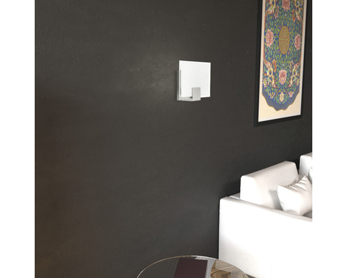 Wandleuchte aus Metall und Kunststoff im Wohnzimmer