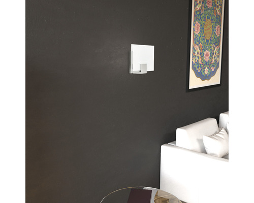 Wandleuchte mit rechteckigem Schirm und silberner Halterung an einer Wand
