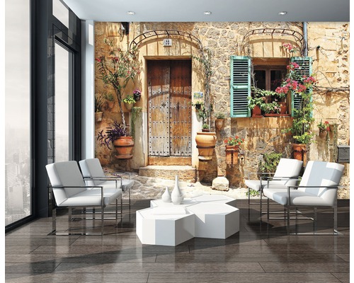 Wohnraum mit Fototapete, die eine mediterrane Fassade mit Tür und Fenster zeigt