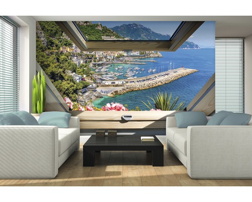 Wohnzimmer mit Fototapete, die einen Blick auf eine Küstenstadt und einen Hafen durch ein Fenster zeigt