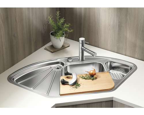 Eckspüle mit Abtropffläche, Spültischarmatur, Schneidebrett und Kräutermesser