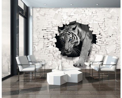 Wohnzimmer mit einer Fototapete, die einen weißen Tiger zeigt, der durch eine Wand aus weißen Ziegeln bricht.