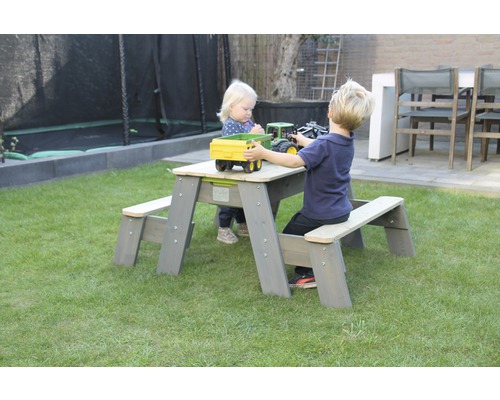 Kindersitzgruppe im Garten mit zwei Kindern beim Spielen