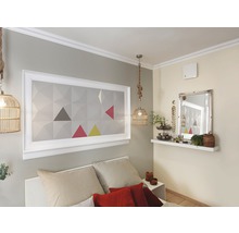 Ein Schlafzimmer mit Bett, Wandbild und Beleuchtung