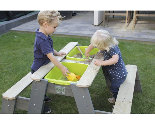 Zwei Kinder spielen an einem EXIT Sand- und Wassertisch im Freien.