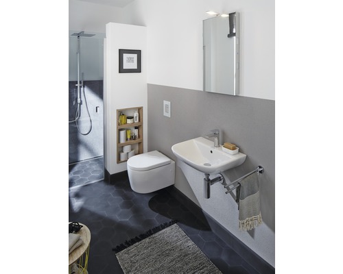 Modernes Badezimmer mit Toilette, Waschtisch und Dusche