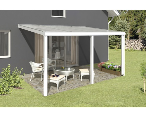 Terrassenüberdachung mit Gartenmöbeln auf der Terrasse