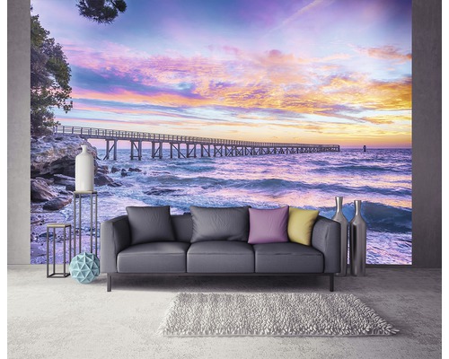 Wohnzimmer mit Fototapete, die eine Seebrücke bei Sonnenuntergang zeigt
