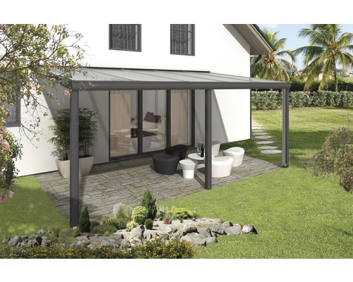 Terrassenüberdachung aus Aluminium und Glas an einem Wohnhaus mit Gartenmöbeln