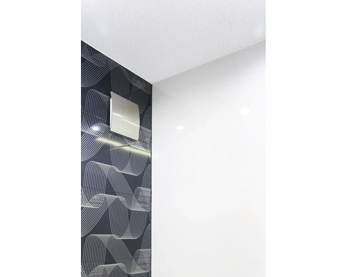 Heller Raum mit Wandfliesen mit Wellenmuster und einem Lüfter