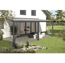 Terrassenüberdachung aus Aluminium und Glas an einem Haus mit Gartenmöbeln auf der Terrasse
