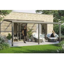 Terrassenüberdachung mit zwei Personen und Gartenmöbeln