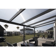 Überdachte Terrasse mit Gartenmöbeln und Grill